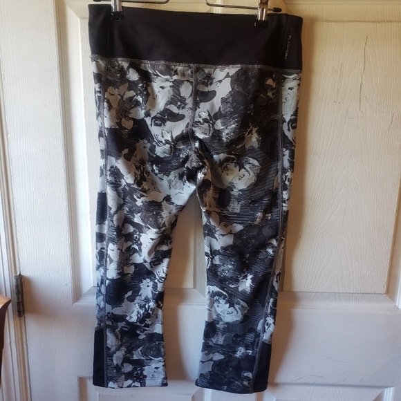 The North Face FLASHDRY Black Gray Floral Crop Leggings Sz L - Picture 2 of 9